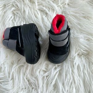 The North Face Toddler Black and Red Alpenglow II Snow Boots Size 4